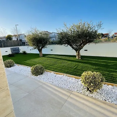 Beautiful Laganini With Heated Pool Nin