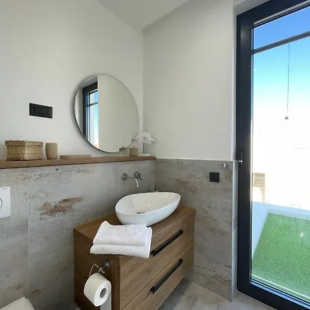 Beautiful Laganini With Heated Pool Nin