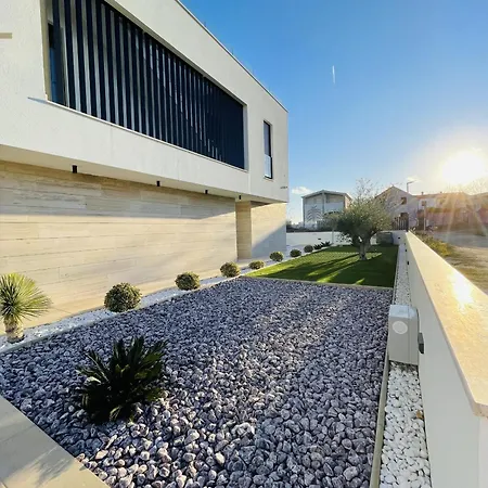 Beautiful Laganini With Heated Pool Villa
