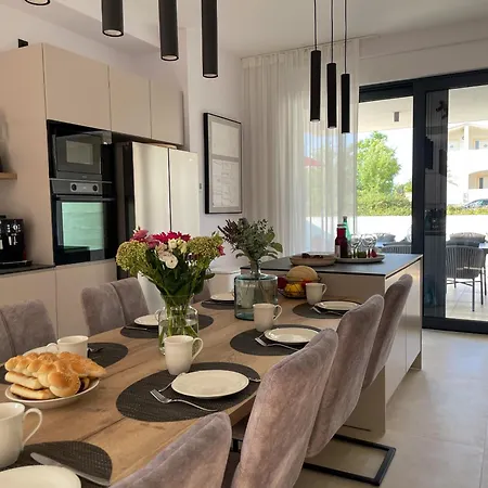 Villa Beautiful Laganini With Heated Pool Nin