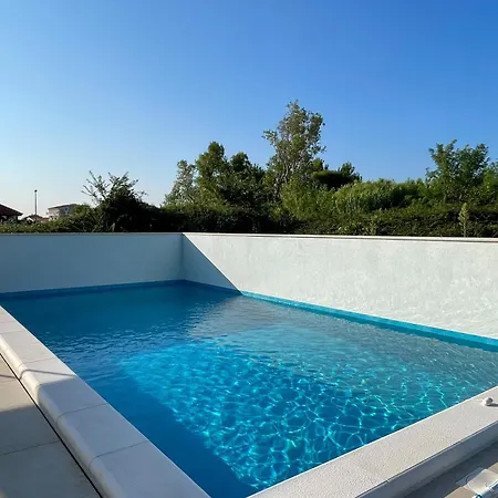 Beautiful Laganini With Heated Pool Willa