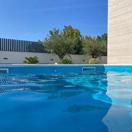 Beautiful Laganini With Heated Pool