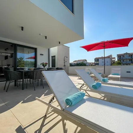 Beautiful Laganini With Heated Pool Nin